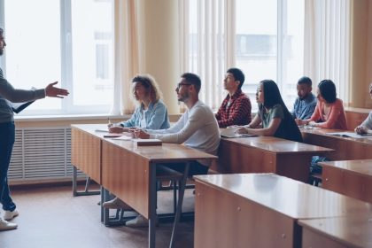 Bilgi altyapısı, üniversiteler ve öğrenme kurumlarını anlatan temsili eğitim görseli