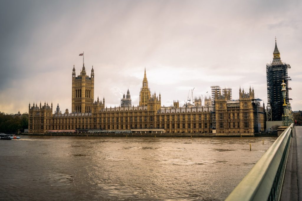 İngiltere siyaseti ve Westminster Parlamentosunu anlatan temsili görsel