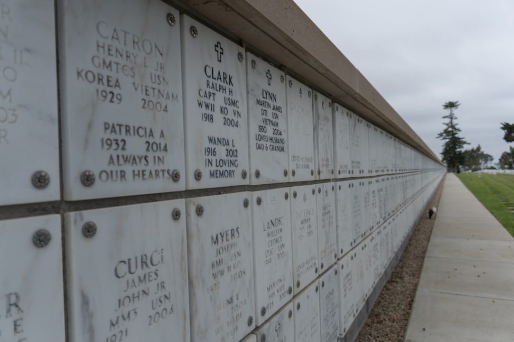 Srebrenitsa soykırımı anmasını ve kaybedilen yaşamları simgeleyen temsili anıt görseli
